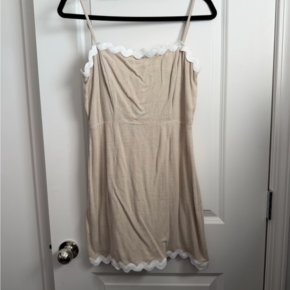 Chic Beige and White Mini Dress - Picture 2 of 9